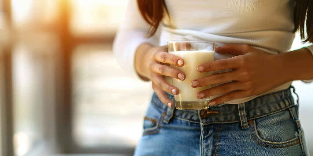 persona con latte senza lattosio