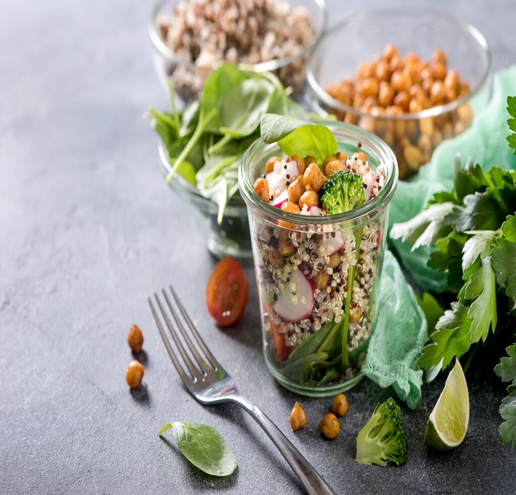Quinoa salad with chickpeas in mason jar, spinach, veggies, healthy vegan food, dieting, clean eating, vitamin and protein snack dieta-intollerante-lattosio