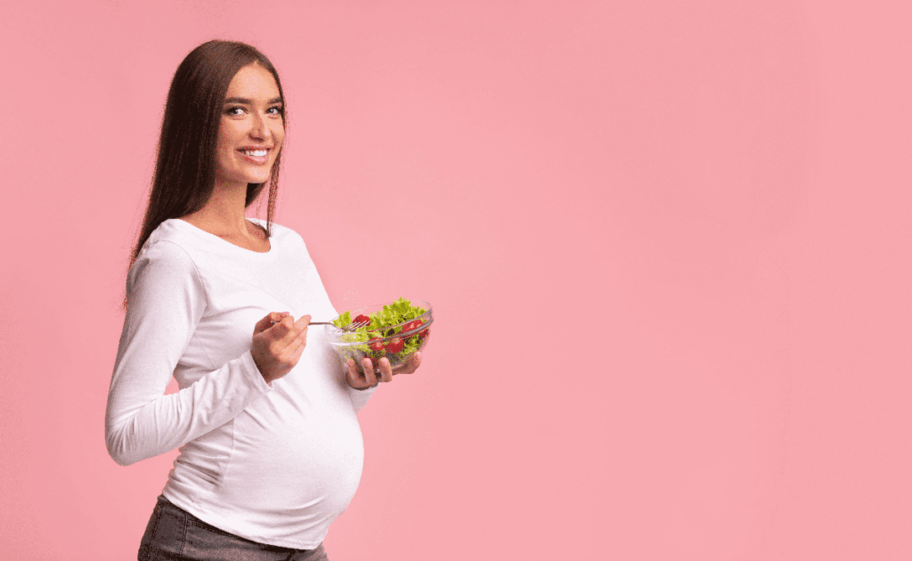 Donna incinta con insalata